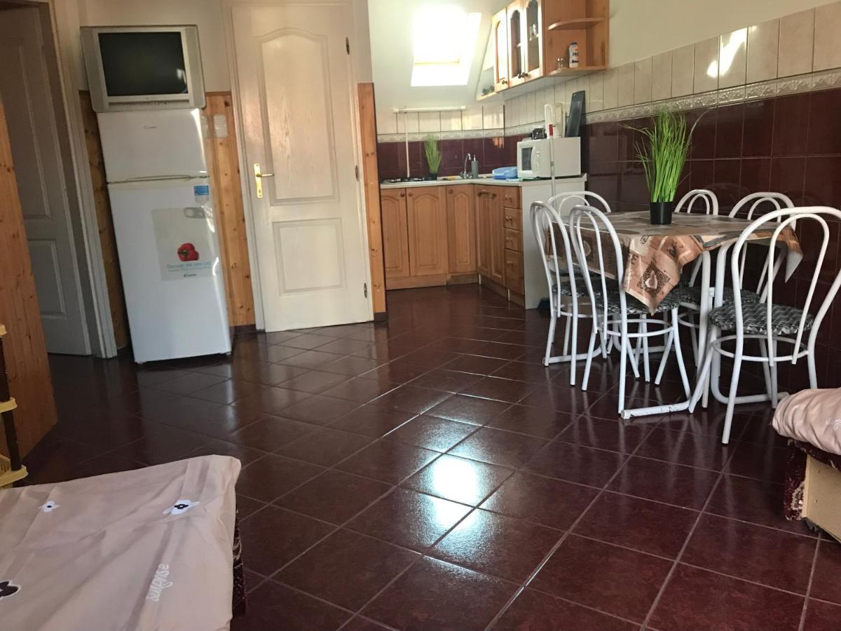 Edu Apartman ไฮจ์ดุสโซบอสโล ภายนอก รูปภาพ